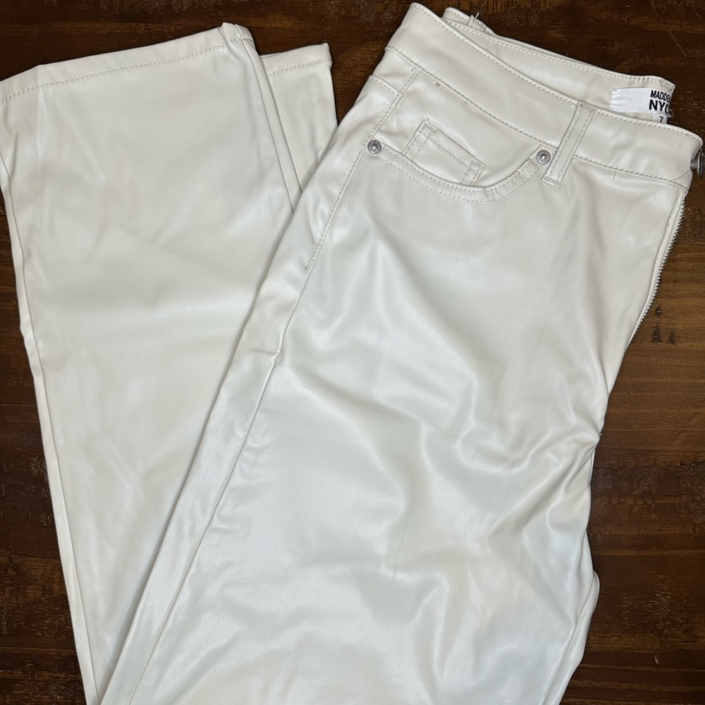 Off white faux Leather woman’s size 7 NYC jeans/ pants